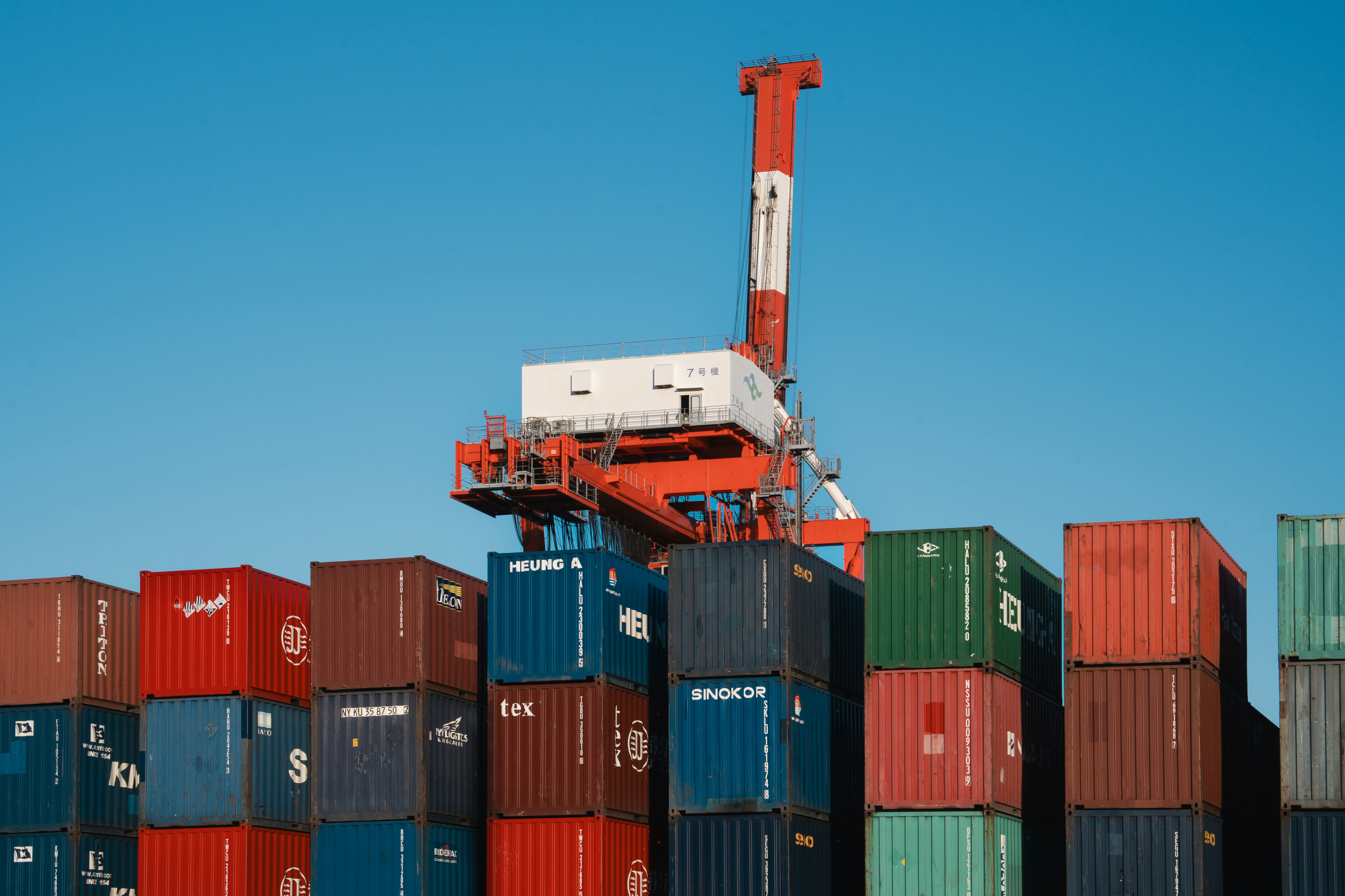 Freight forwarder coordinating international shipment — AJ Logistics Spain